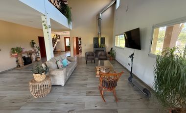IMPORTANTE CASA EN COUNTRY CHACRAS DEL VALLE NUEVO