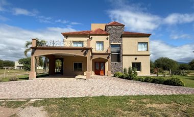 IMPORTANTE CASA EN COUNTRY CHACRAS DEL VALLE NUEVO