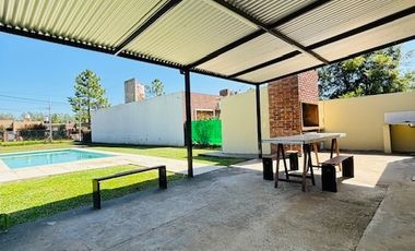 Casa en venta de 2 dormitorios c/ cochera en Roldán