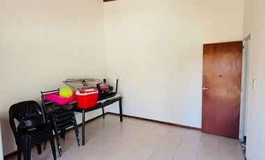 Casa en venta de 2 dormitorios c/ cochera en Roldán