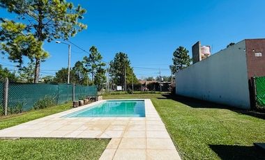 Casa en venta de 2 dormitorios c/ cochera en Roldán