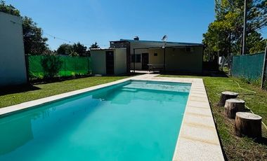 Casa en venta de 2 dormitorios c/ cochera en Roldán