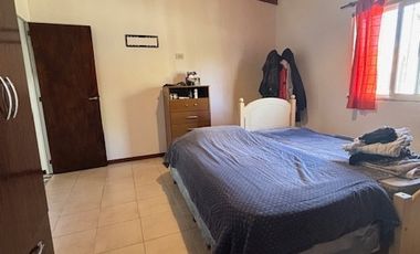 Casa en venta de 2 dormitorios c/ cochera en Roldán