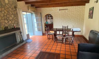 Casa en venta de 3 dormitorios c/ cochera en Villa Elisa