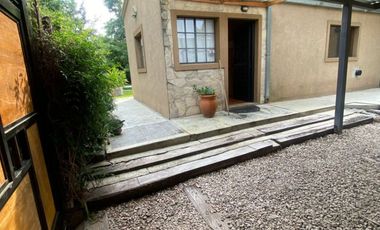 Casa en venta de 3 dormitorios c/ cochera en Villa Elisa