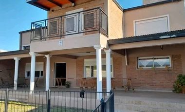 Casa en venta de 2 dormitorios c/ cochera en La Puerta