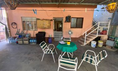 Casa en venta c/ cochera y local comercial en Pontevedra