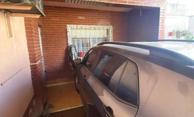 Casa en venta c/ cochera y local comercial en Pontevedra