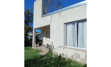 Casas con amplio lote, Ferrari entre Girard y 9 de Mayo, Colón.