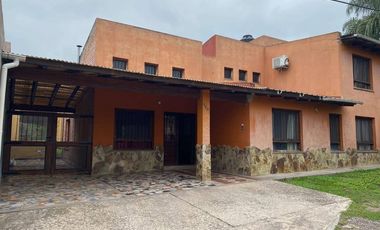 Casa en venta de 4 dormitorios c/ cochera en Los Perales