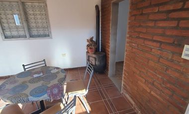 Venta de casa de 2 dormitorios c/ cochera en Villa Cura Brochero K036CB