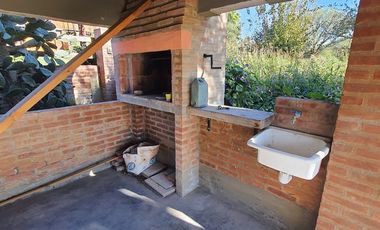 Venta de casa de 2 dormitorios c/ cochera en Villa Cura Brochero K036CB
