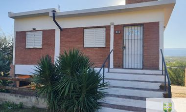 Venta de casa de 2 dormitorios c/ cochera en Villa Cura Brochero K036CB