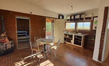 Venta de casa de 2 dormitorios c/ cochera en Villa Cura Brochero K036CB