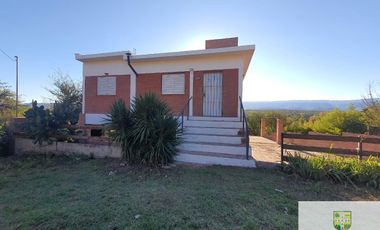 Venta de casa de 2 dormitorios c/ cochera en Villa Cura Brochero K036CB