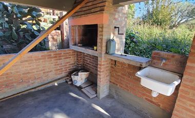 Venta de casa de 2 dormitorios c/ cochera en Villa Cura Brochero K036CB