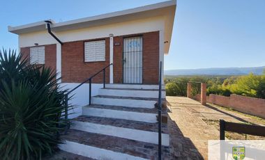 Venta de casa de 2 dormitorios c/ cochera en Villa Cura Brochero K036CB