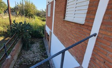 Venta de casa de 2 dormitorios c/ cochera en Villa Cura Brochero K036CB