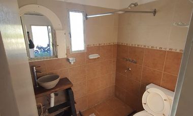 Venta de casa de 2 dormitorios c/ cochera en Villa Cura Brochero K036CB