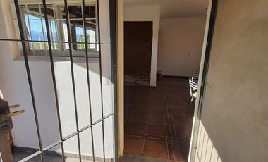Venta de casa de 2 dormitorios c/ cochera en Villa Cura Brochero K036CB