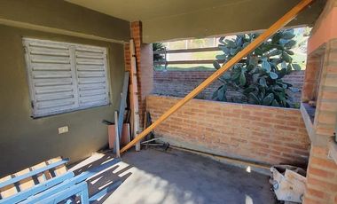 Venta de casa de 2 dormitorios c/ cochera en Villa Cura Brochero K036CB