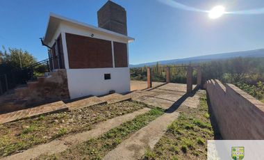 Venta de casa de 2 dormitorios c/ cochera en Villa Cura Brochero K036CB