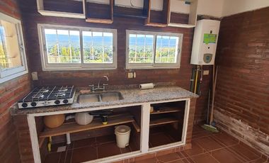Venta de casa de 2 dormitorios c/ cochera en Villa Cura Brochero K036CB