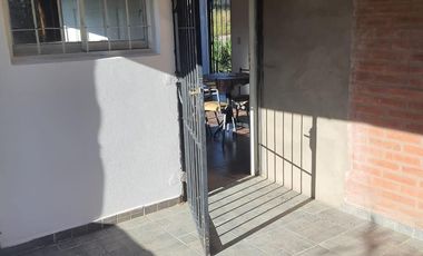 Venta de casa de 2 dormitorios c/ cochera en Villa Cura Brochero K036CB
