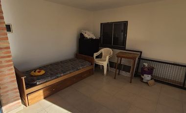 Venta de casa de 2 dormitorios c/ cochera en Villa Cura Brochero K036CB