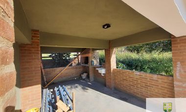 Venta de casa de 2 dormitorios c/ cochera en Villa Cura Brochero K036CB
