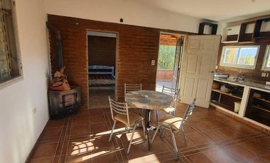 Venta de casa de 2 dormitorios c/ cochera en Villa Cura Brochero K036CB