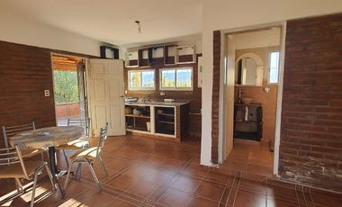 Venta de casa de 2 dormitorios c/ cochera en Villa Cura Brochero K036CB