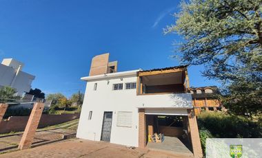 Venta de casa de 2 dormitorios c/ cochera en Villa Cura Brochero K036CB