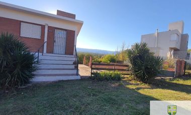 Venta de casa de 2 dormitorios c/ cochera en Villa Cura Brochero K036CB