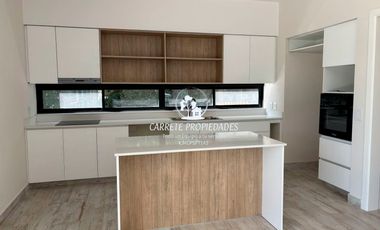 Casa en venta de 4 dormitorios y playroom. Santa Guadalupe. Pilar.