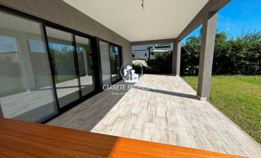 Casa en venta de 4 dormitorios y playroom. Santa Guadalupe. Pilar.