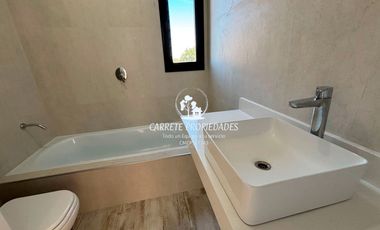 Casa en venta de 4 dormitorios y playroom. Santa Guadalupe. Pilar.