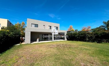 Casa en venta de 4 dormitorios y playroom. Santa Guadalupe. Pilar.