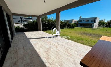 Casa en venta de 4 dormitorios y playroom. Santa Guadalupe. Pilar.