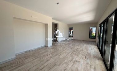 Casa en venta de 4 dormitorios y playroom. Santa Guadalupe. Pilar.