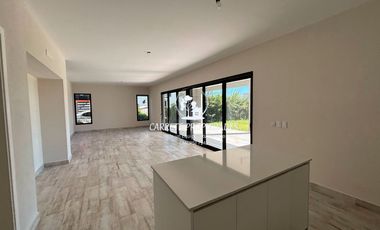 Casa en venta de 4 dormitorios y playroom. Santa Guadalupe. Pilar.