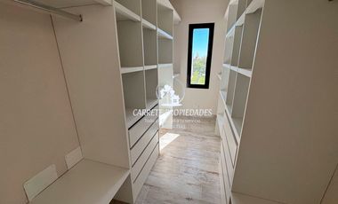 Casa en venta de 4 dormitorios y playroom. Santa Guadalupe. Pilar.
