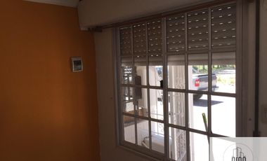 Dúplex en venta de 3 dormitorios, baño en suit c/ cochera en Centenario