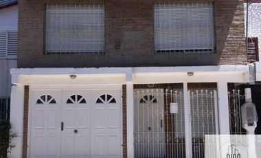 Dúplex en venta de 3 dormitorios, baño en suit c/ cochera en Centenario