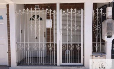 Dúplex en venta de 3 dormitorios, baño en suit c/ cochera en Centenario