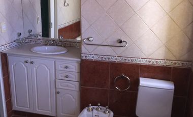 Dúplex en venta de 3 dormitorios, baño en suit c/ cochera en Centenario