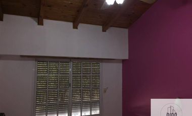 Dúplex en venta de 3 dormitorios, baño en suit c/ cochera en Centenario