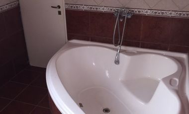 Dúplex en venta de 3 dormitorios, baño en suit c/ cochera en Centenario