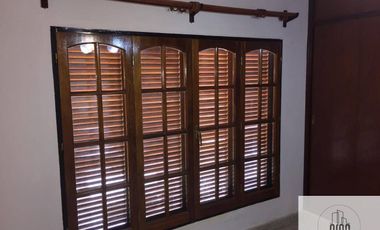 Dúplex en venta de 3 dormitorios, baño en suit c/ cochera en Centenario