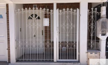 Dúplex en venta de 3 dormitorios, baño en suit c/ cochera en Centenario